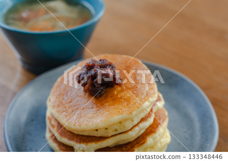 A home-style breakfast of pancakes topped with red bean paste and soup 133348446