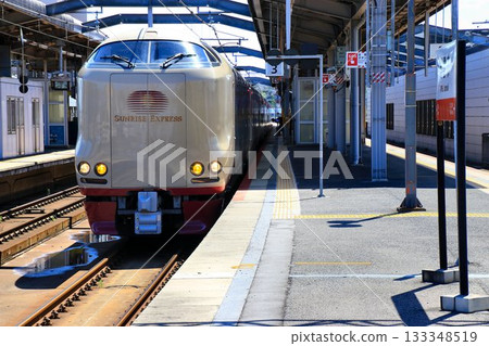 The sleeper night train that spins the thread of the edge goes to Izumo Province where Yakumo stands ... "Sleep Limited Express Sunrise Izumo" 285 series The sleeper night train that spins the thread of the edge goes to Izumo Province where Yakumo stands ... "Sleep Limited Express Sunrise Izumo" 285 series 133348519