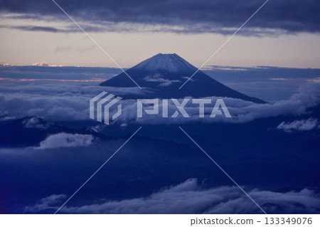 黎明時分的富士山 133349076