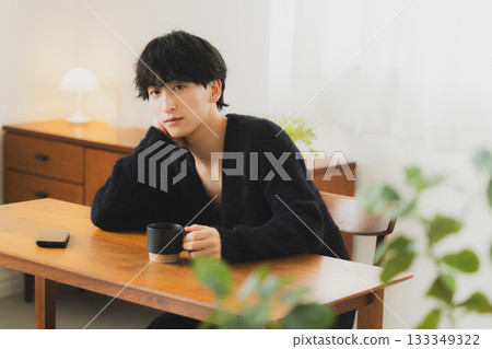 年輕人在房間裡放鬆 133349322