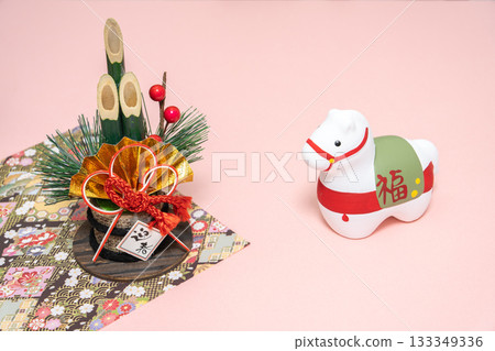 一張門松裝飾品和一尊白馬雕像並排擺放的照片 一張門松裝飾品和一尊白馬雕像並排擺放的照片 133349336