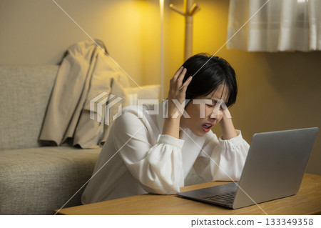 看一台計算機的少婦在客廳在晚上 133349358