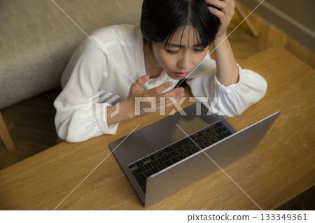 看一台計算機的少婦在客廳在晚上 133349361