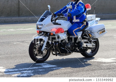 正在巡邏的警用摩托車 正在巡邏的警用摩托車 133349992