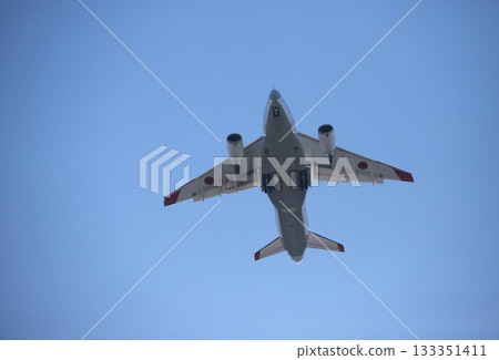 一架日本自衛隊運輸機在日本上空飛行 133351411
