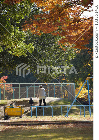 幼兒園的孩子和老師們在秋日的公園玩耍 133351416