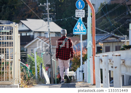 秋日的清晨，一位老人在居民區散步。 133351449