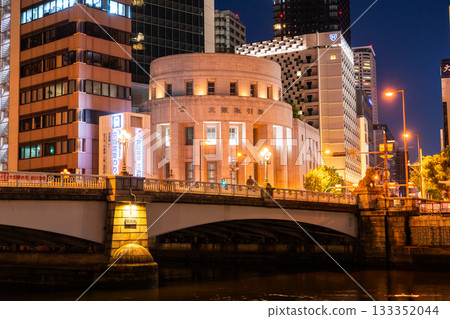 Osaka Prefecture: Night view of Nambabashi and Nakanoshima 133352044