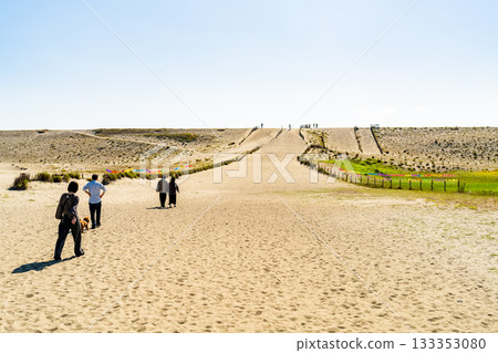 <<Shizuoka Prefecture>> Nakatajima Sand Dunes - Scenery under clear skies 133353080