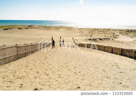 <<Shizuoka Prefecture>> Nakatajima Sand Dunes - Scenery under clear skies 133353085