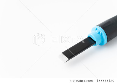 白色背景上的雕刻刀刀刃特寫 白色背景上的雕刻刀刀刃特寫 133353189