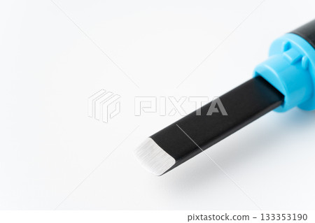 白色背景上的雕刻刀刀刃特寫 白色背景上的雕刻刀刀刃特寫 133353190