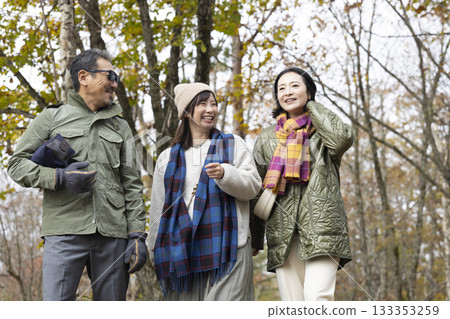 一個友善的家庭在自然中散步 133353259