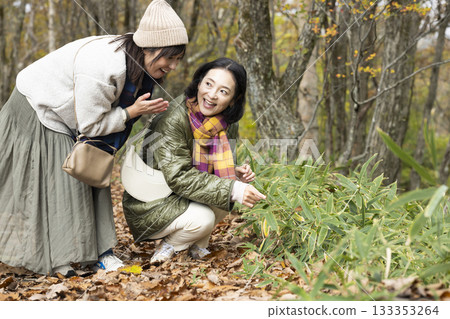 女子漫步於自然之中 133353264