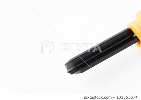 白色背景上的三角形雕刻刀刀刃特寫 白色背景上的三角形雕刻刀刀刃特寫 133353674