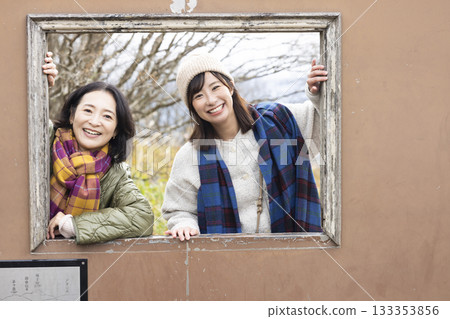 A close family sightseeing A close family sightseeing 133353856