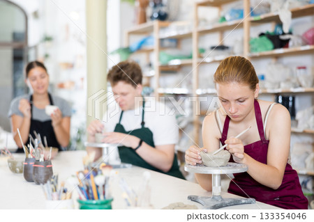 Teenage girl and teenage boy sculpt ceramic product Teenage girl and teenage boy sculpt ceramic product 133354046
