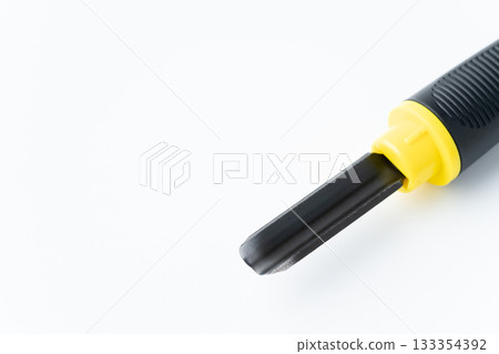 白色背景上的雕刻刀（中號圓刀）刀刃特寫 133354392
