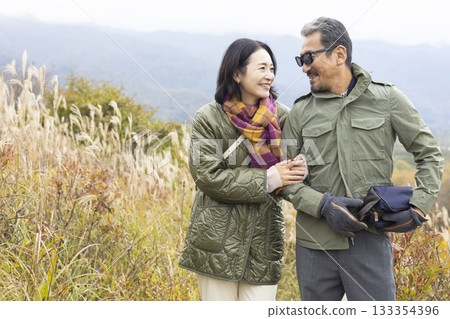 一對幸福的夫婦在自然中散步 133354396
