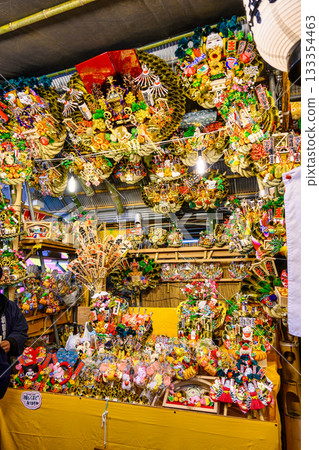 新宿花園神社大鳥祭，又稱鳥之市，雞日吉祥耙子，耙子市場景色。 133354463