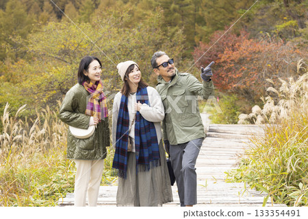 一個友善的家庭在自然中散步 133354491