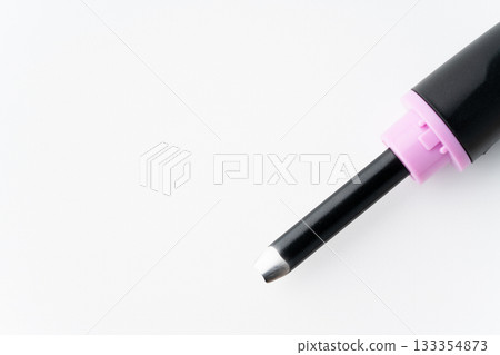 白色背景上的雕刻刀(小型圓刀)刀刃背面特寫 白色背景上的雕刻刀(小型圓刀)刀刃背面特寫 133354873