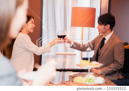 成年男女舉杯紅酒 133355522