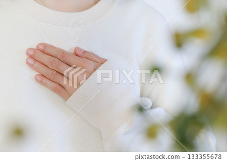 女人雙手放在胸前,情緒 女人雙手放在胸前,情緒 133355678
