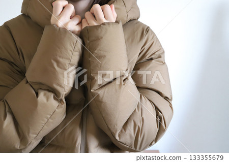 身穿羽絨外套的女士 133355679