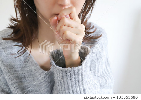 咳嗽的感冒婦女 133355680