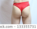 身穿白色比基尼的紅衣女子 133355731