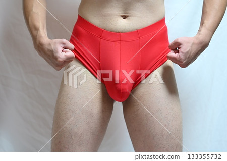 男人摸他的肚子 男人摸他的肚子 133355732