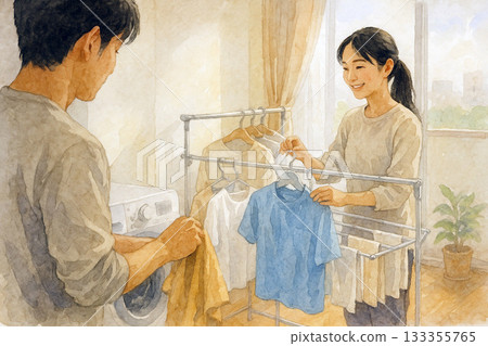 室內場景:一對日本夫婦正在一起洗衣服。 室內場景:一對日本夫婦正在一起洗衣服。 133355765
