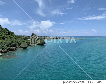 沖繩清澈見底的海水和夏日的天空,宇流麻市 沖繩清澈見底的海水和夏日的天空,宇流麻市 133355853