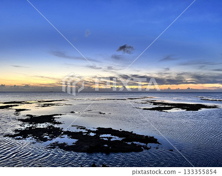 沖繩的日落和綿延至天際的寧靜大海－浦添西海岸 133355854