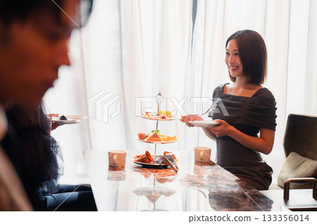 一群年輕女孩在飯店下午茶聚會 一群年輕女孩在飯店下午茶聚會 133356014