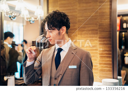 侍酒師正在檢查葡萄酒的香氣 侍酒師正在檢查葡萄酒的香氣 133356216