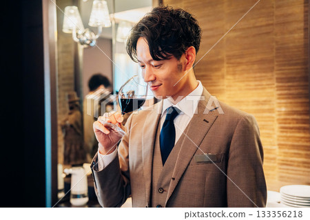 侍酒師正在檢查葡萄酒的香氣 133356218