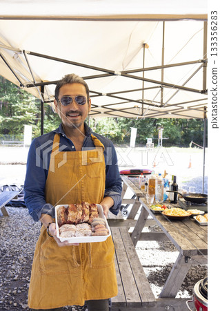 一家人在露營地燒烤 133356283