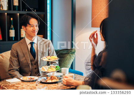 一位男士正與一位年輕女子享用下午茶。 一位男士正與一位年輕女子享用下午茶。 133356293