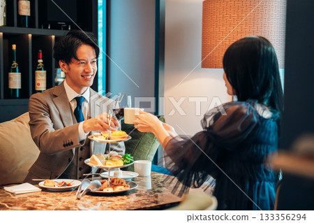 一位男士正與一位年輕女子享用下午茶。 133356294