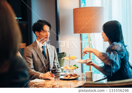 一位男士正與一位年輕女子享用下午茶。 133356296