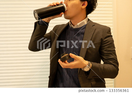 商人正在用礦泉水瓶喝茶 133356361