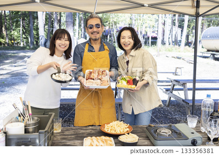 一家人在露營地燒烤 133356381