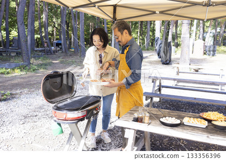 一家人在露營地燒烤 133356396