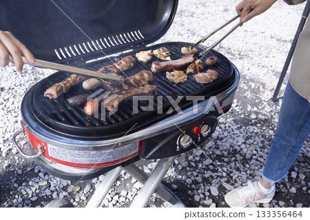 一家人在露營地燒烤 133356464