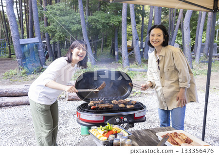一家人在露營地燒烤 133356476