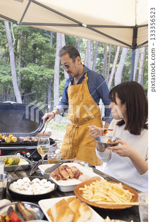 一家人在露營地燒烤 133356523