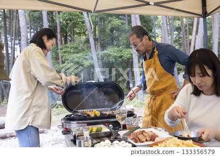 一家人在露營地燒烤 133356579