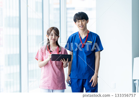 Medical staff working in the hospital 133356757